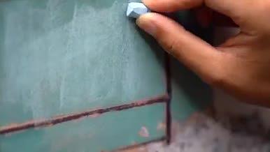 人物粉笔画涂写动作实拍视频的预览图